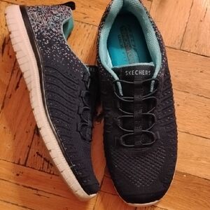 Skechers Black and White Sneakers with Modern Design